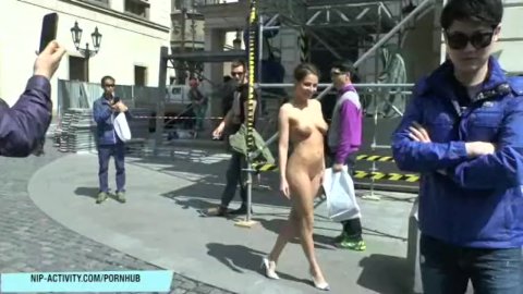 Incroyable fille chaude Antonia nue dans les rues publiques