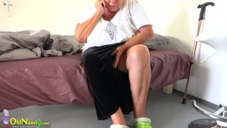 Oma mit großen Brüsten masturbiert mit süßem Mädchen mit Dildos