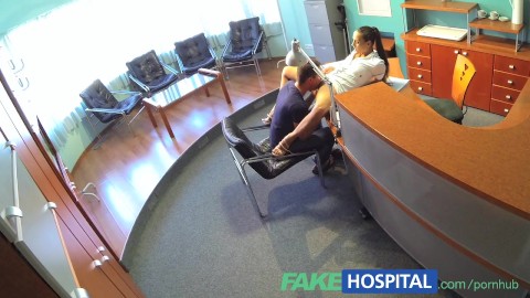 FakeHospital Nurse cura la depresión de los sementales dejándolo correrse en su coño