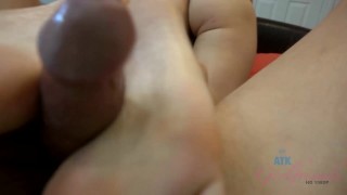 Treats You Fairly By Using Her Feet To Make You Cum