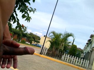 Jalándomela en el patio de mi casa