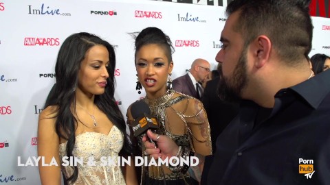 ¿Tratate a ti mismo o golpeate a ti mismo? 2015 AVN Red Alfombra Interviews PornhubTV