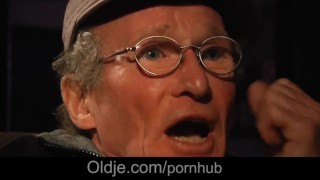 У девушки свидание вслепую со старым дедушкой, которое превращается в горячий секс
