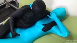 Японский ZENTAI с субтитрами стучит пальцами до оргазма