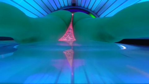 CAUGHT GIRL MASTURBATE AT SUNBED