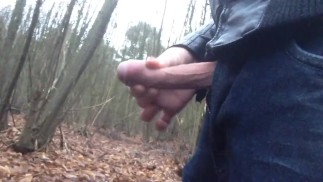 把阴茎从裤子里拿出来走路