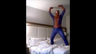 Spiderman op hotel bed