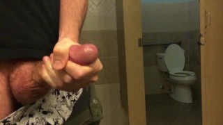 slow motion cumshot van een grote lul in een openbaar toilet