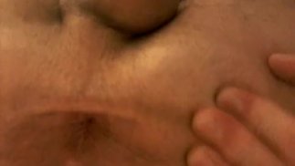 Даг раздевается, пальцы его, крупным планом его раздвинутую