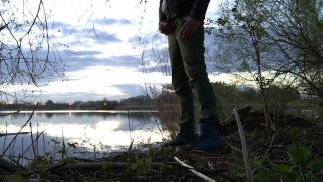 писающий видео в общественном месте