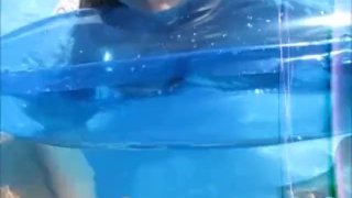 мама тайком мастурбирует пасынка под водой и кончает под водой, плавая на публике