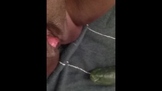 Een komkommer in mijn dikke poesje duwen