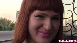 Transgirl beleza brincando bunda com vibrador