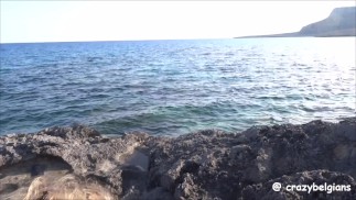 在海边口交（&射在她的嘴里）