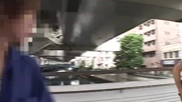 公然露出でバイブ責めを受ける女