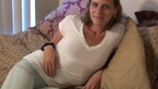 Любительская ретро красотка скачет на члене перед камшотом