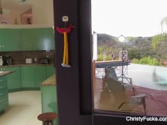 Behind the scenes with pornstar Christy Mack - Screenshot 9 of 16 - Behind The Scenes