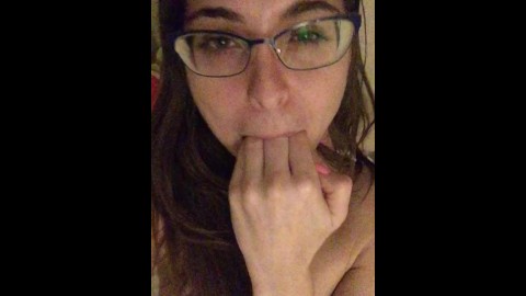 Riley Reid se masturba vídeo pelo celular.