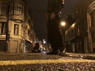 Un Poco De Juego De Polla En La Noche En un Lugar Público