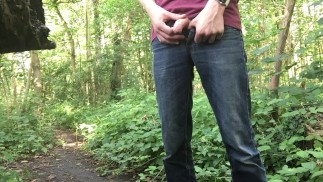 Teenie-Junge, der schmutzige Pisse liebt