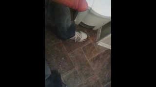 usando il mio telefono mentre vengo sul pavimento nel bagno pubblico