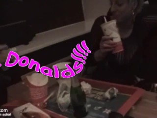 Versaute Mütter treffen sich für Fisting Spiele bei McDonalds