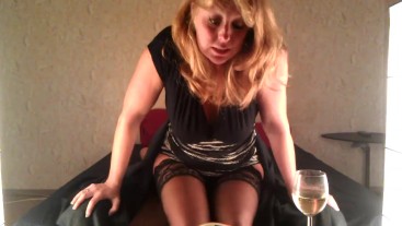 Марта читает "сказку о сексе на ночь" для здоровяка - русский КОЛОБОК