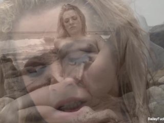 Dahlia_Sky masturbates and squirts on the beach