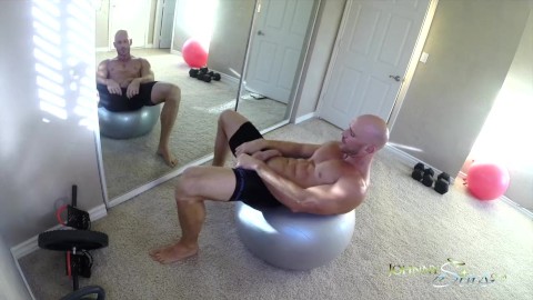 Johnny Sins se calienta mientras hace ejercicio y decide masturbarse.