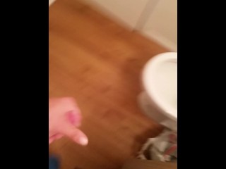 Estourando Uma Porca Enorme no Banheiro