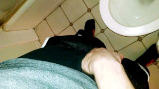 トイレで放尿する美しいチンポを持つ包茎男