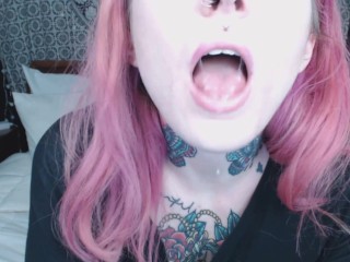 Девушка с розовыми волосами держит рот широко открытым для вас ;)