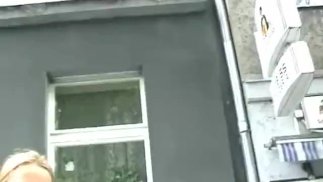 德国少女被选为她的第一个色情演员