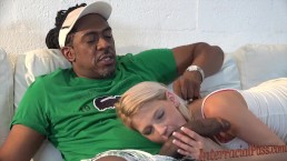 Симпатичная маленькая блондинка принимает самый большой черный член!