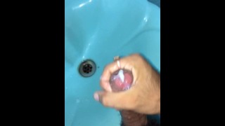 mi semen con una gran corrida en el lavabo