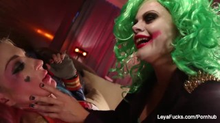 Whorley Quinn Leya wordt hard geneukt door She Joker Nadia