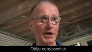 Дедушка трахает горячую девушку, засовывает в нее свой член глубоко