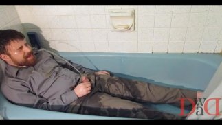 Thedudewhosadude мочится на непромокаемую рабочую одежду