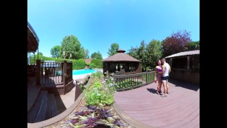 Porno a 3 vie - Orgia di gruppo VR a bordo piscina in pubblico 360