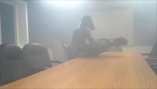 蛙人在会议室里给他的敌人放毒气和驼背
