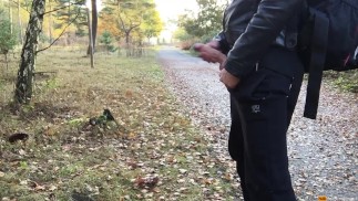 Когда мальчики одни в лесу они любят писать и дрочить