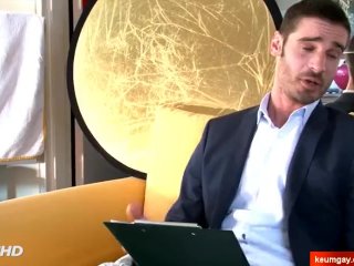 A Handsome str8 guy gets his cock serviced by a guy!