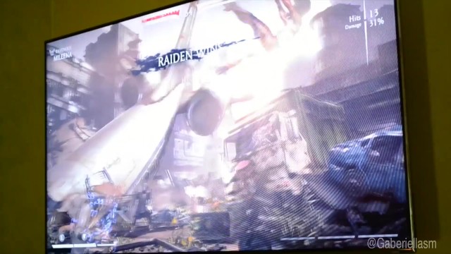 Габериелла Монро проигрывает в Mortal Kombat X и раздевает одежду