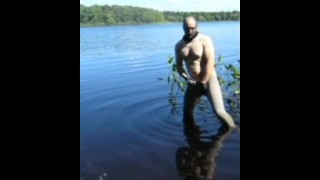 masturbando no lago usando meia-calça spandex, luvas de látex e máscara de meia