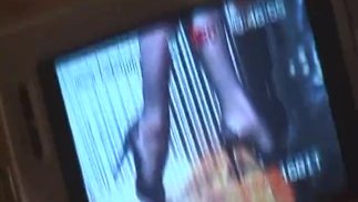 两个美味的女孩和一个帅哥喜欢拍摄顽皮的 BDSM 场景