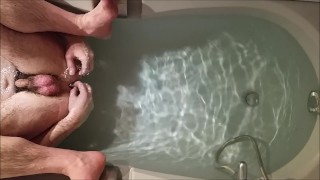 Virgin anal no banho - cara hétero solo ainda aprendendo com plug anal