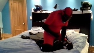 红色和黑色的 zentai 向被击败的蛙人射击