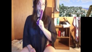 Meisje Speelt Met Dildo Op Camera Terwijl Ze Minecraft Speelt