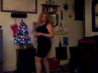 Sexy Blonde MILF Balançando Ao Redor Da árvore De Natal