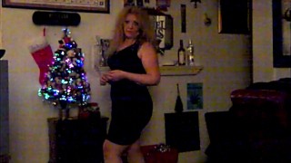 Sexy MILF bionda che dondola intorno all'albero di Natale